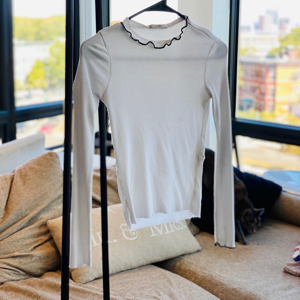 Daintily black trimmed white collared Zara top